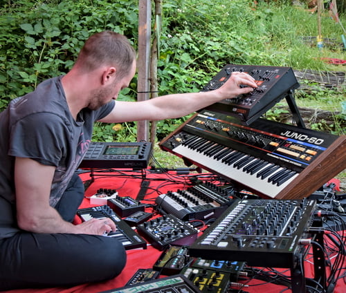 Patrick Jahn bei der intuitiven Bedienung seines modularen Synthesizer-Setups während einer Performance