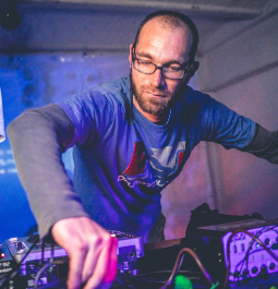 Tara Putra bei Live-Performance mit meditativen Dub Sounds