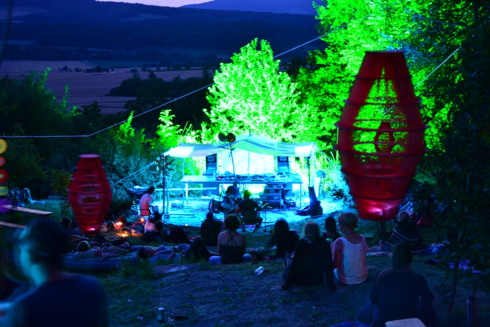 Open Ear Festival 2015 Abendstimmung mit roter Flaschen-Installation und Publikum