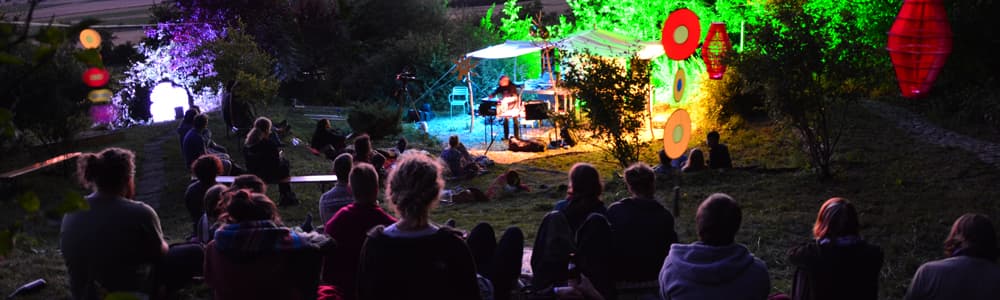 Das Publikum genießt die sanften Klänge von Akasha Project